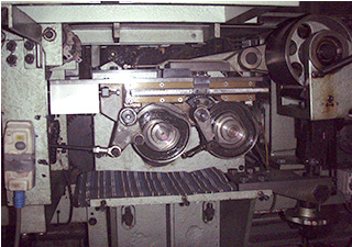 溝カム式表紙同調装置の画像