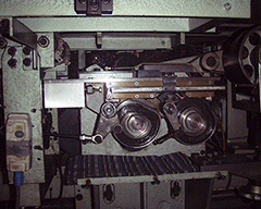 溝カム式表紙同調装置